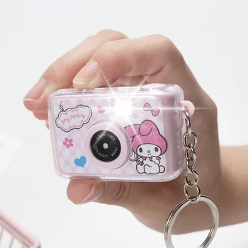 Kawaii Sanrio Keychain Srčkan Risanka Kuromi Moja Melodija Cinnamoroll Key Ring Fotoaparat Obesek, LED Osvetlitev Okrasni Nakit Darila