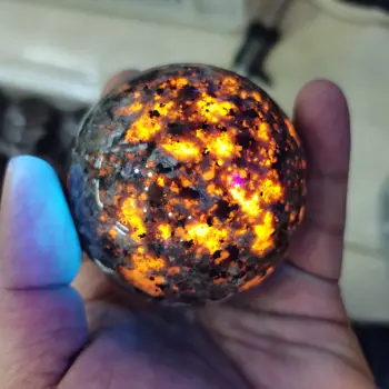 Naravne Magije Plamen je Kamen Syenite Clasts Vsebuje Fluorescentne Sodalite Pod Ultravijolično Mineralnih Žogo dragih kamnov Zbirk