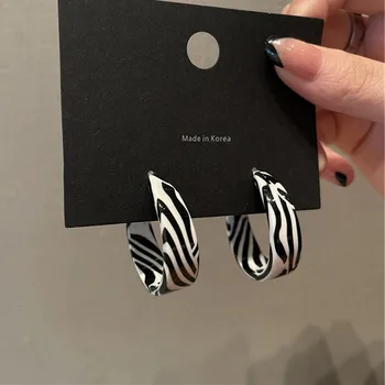 Novo Koreja Zebra Stripes Geometrijske C-oblikovan Hoop Uhan Retro Trendy Smolo Akril Stud Uhani Za Ženske Stranka Nakit Darila